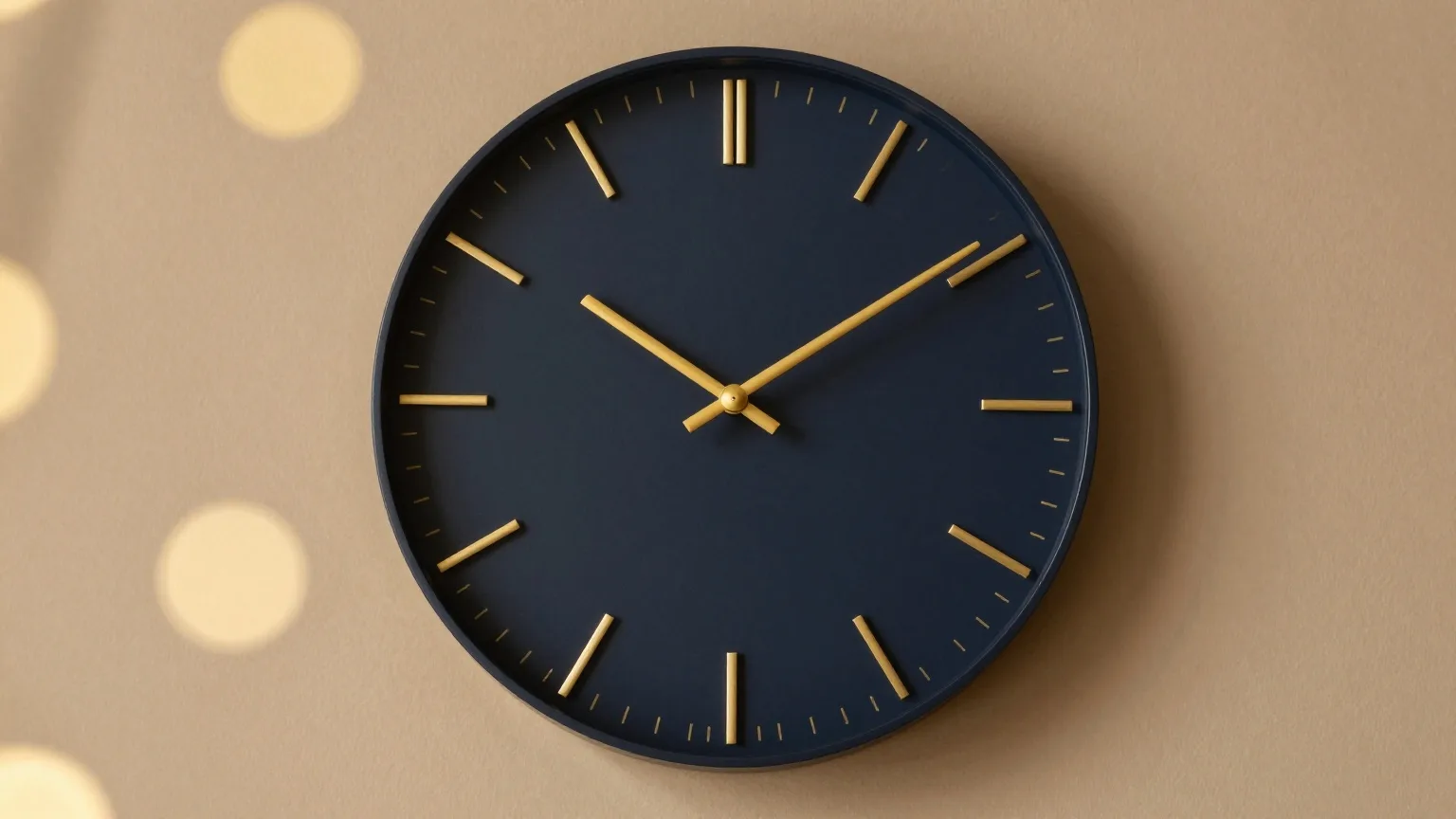 Schlichte Wanduhr mit goldenen Strichen statt Ziffern, die Zeiger stehen kurz vor zwölf