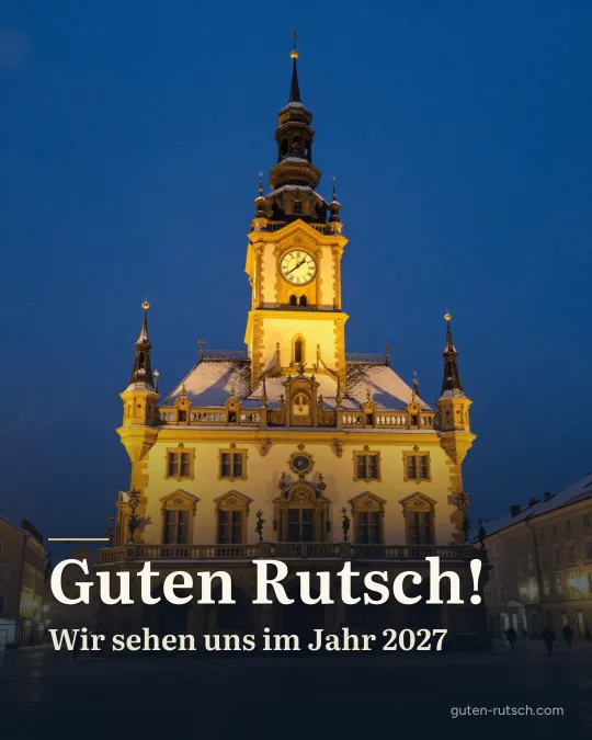Beleuchteter Rathausturm mit Uhr in einer verschneiten Winternacht, darauf der Gruß „Guten Rutsch! Wir sehen uns im Jahr 2027“