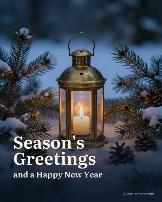 Laterne mit Kerze im Schnee vor Tannenzweigen, darauf der Gruß „Season's Greetings and a Happy New Year“