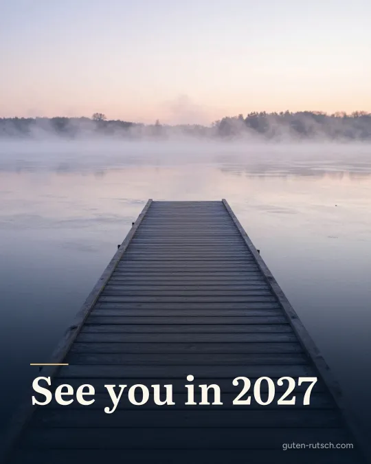 Holzsteg an einem nebligen See im Winter, darauf der Gruß „See you in 2027“