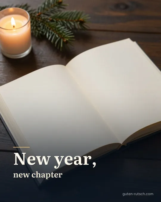 Aufgeschlagenes Buch mit leeren Seiten neben einer Kerze, darauf der Gruß „New year, new chapter“