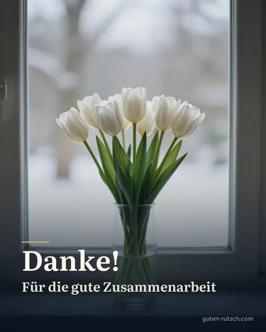 Weiße Tulpen in einer Vase vor einem verschneiten Fenster, darauf der Gruß „Danke! Für die gute Zusammenarbeit“