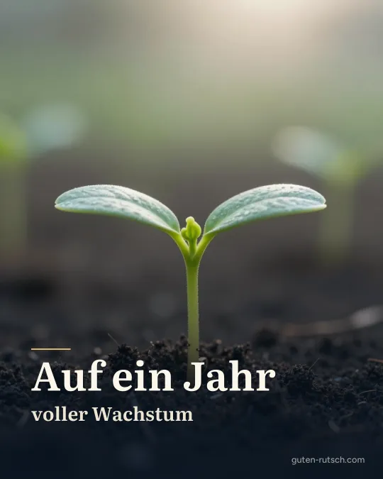 Junge grüne Pflanze wächst aus dunkler Erde, darauf der Gruß „Auf ein Jahr voller Wachstum“