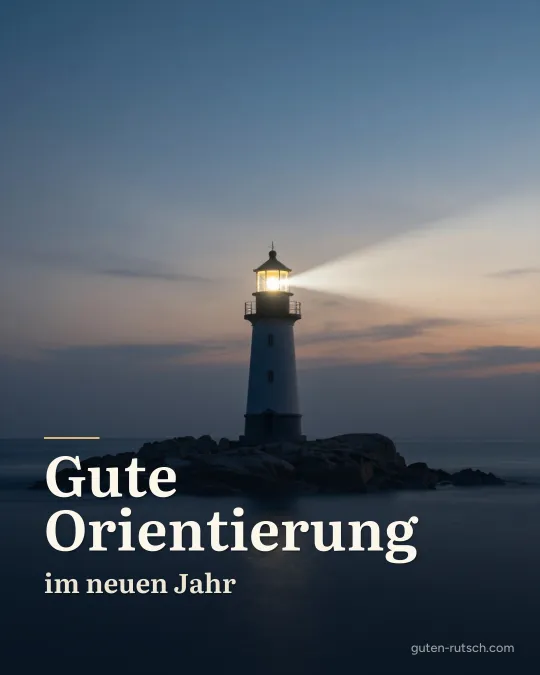 Leuchtturm an einer ruhigen Küste am Abend, darauf der Gruß „Gute Orientierung im neuen Jahr“