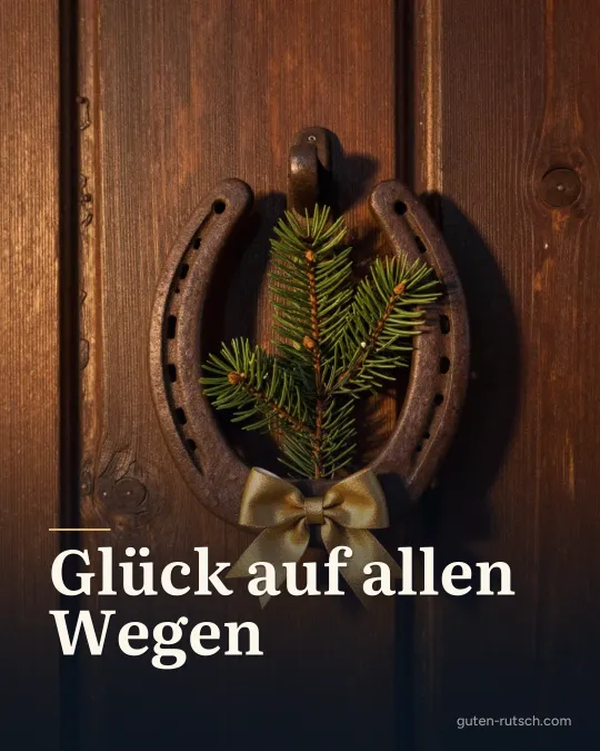 Altes Hufeisen an einer Holztür mit Tannenzweig, darauf der Gruß „Glück auf allen Wegen“