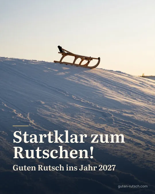Holzschlitten oben auf einem verschneiten Hügel, darauf der Gruß „Startklar zum Rutschen! Guten Rutsch ins Jahr 2027“