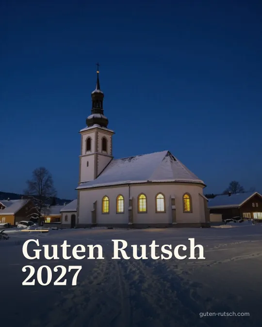 Verschneite Dorfkirche mit erleuchteten Fenstern bei Nacht, darauf der Gruß „Guten Rutsch 2027“
