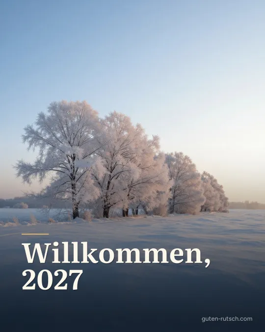 Sonnenaufgang über einem verschneiten Feld am Neujahrsmorgen, darauf der Gruß „Willkommen, 2027“