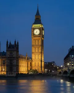 Londoner Uhrturm an der Themse in einer Winternacht