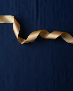 Goldenes Band auf nachtblauem Leinen